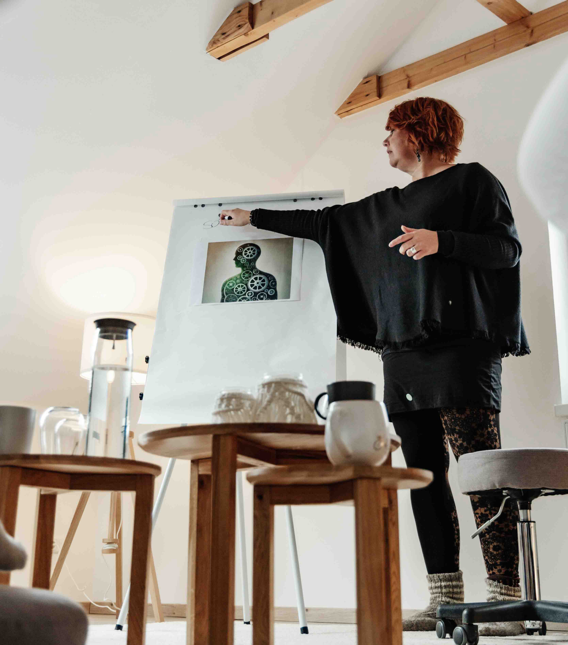 Professorin Dr. Katrin Marcus steht vor dem Whiteboard und erklärt Zusammenhänge